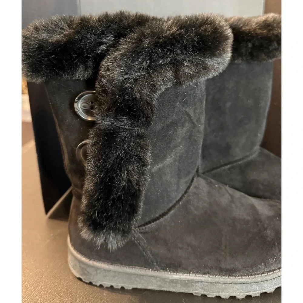 SO Womens 7.5 Abigail‎ Winter Boots Black Faux Suede Fur Trim Button Detail